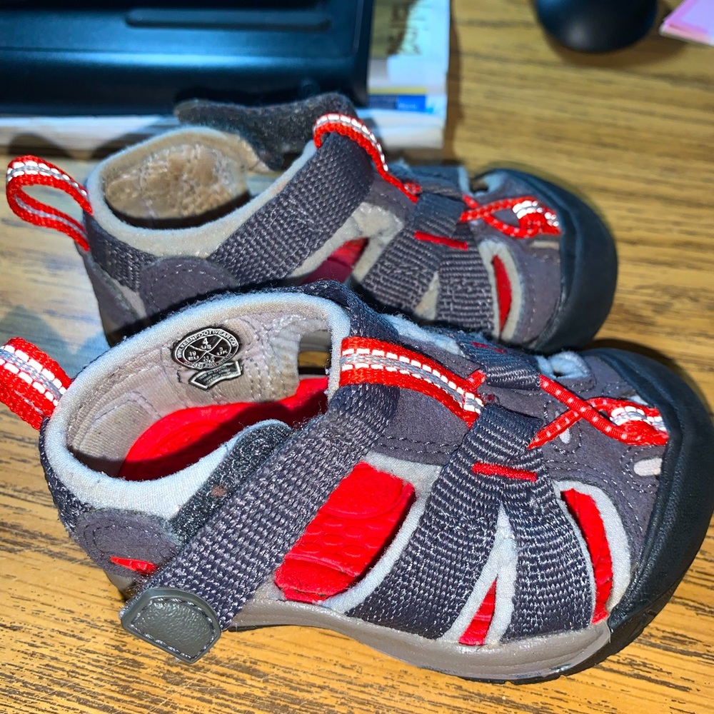 keen infant sz 4 sandals